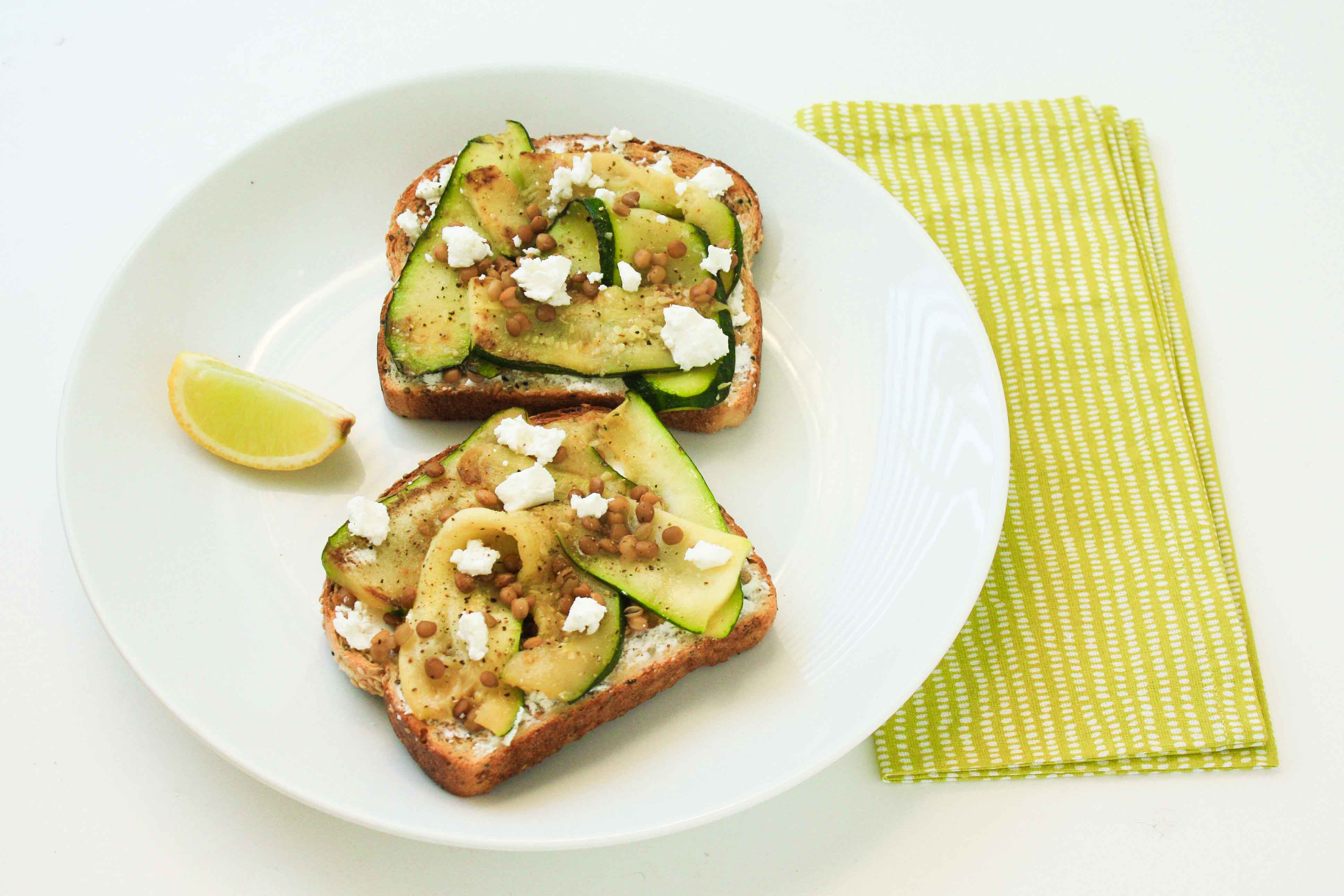 Toast with grilled zucchini, feta and lentils