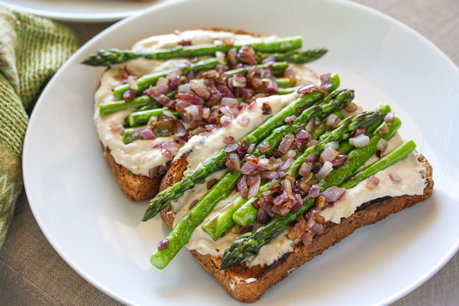 Toast with white bean dip, pan-fried asparagus and red onion